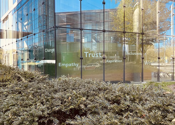 Worte an einer Fassade in München